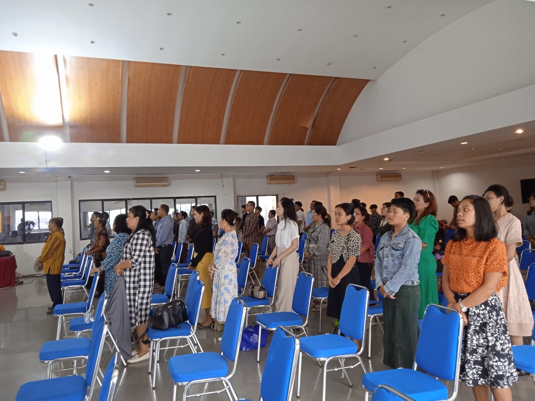 Suasana peribatan Gereja Batak Karo di sebuah bangunan bekas showroom mobil di bilangan Gajah Mada, Samarinda. (Defrico/Kaltimtoday.co)